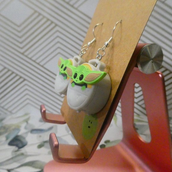 Baby Yoda bag fish hook earrings. - Picture 4 of 6